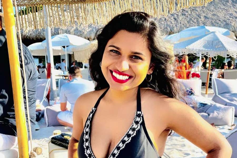 সমাজমাধ্যমে প্রভাবী হয়েই কি জীবনযাপন করেন জ়ারা? তা নয়। ইনস্টাগ্রাম প্রোফাইলে জ়ারা নিজের পরিচয় দিয়েছেন ডেটা ইঞ্জিনিয়ার হিসাবে। অর্থাৎ পেশায় ইঞ্জিনিয়ার তিনি।