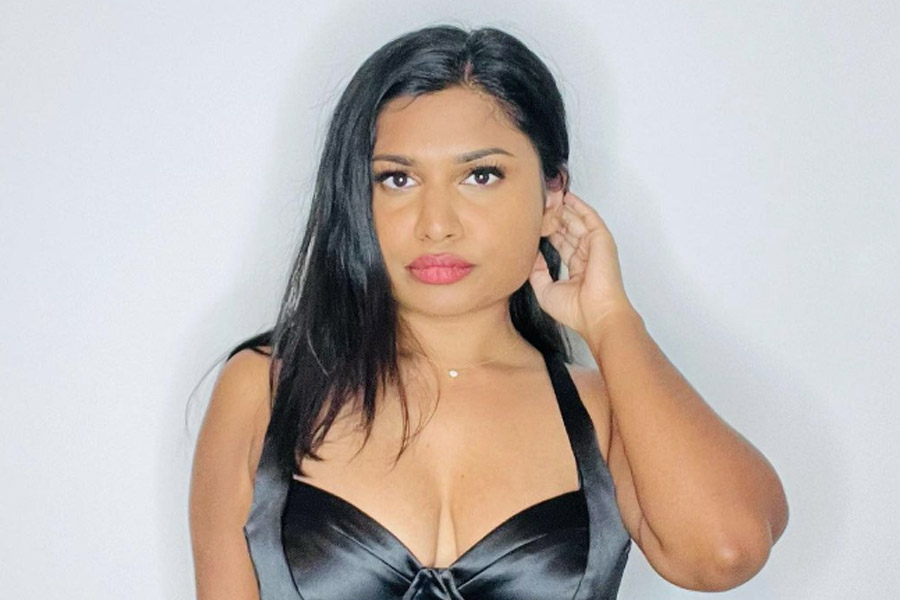 সমাজমাধ্যমের পাতায় অধিকাংশ সময় খোলামেলা, সাহসী পোশাকে ধরা দেন জ়ারা। 