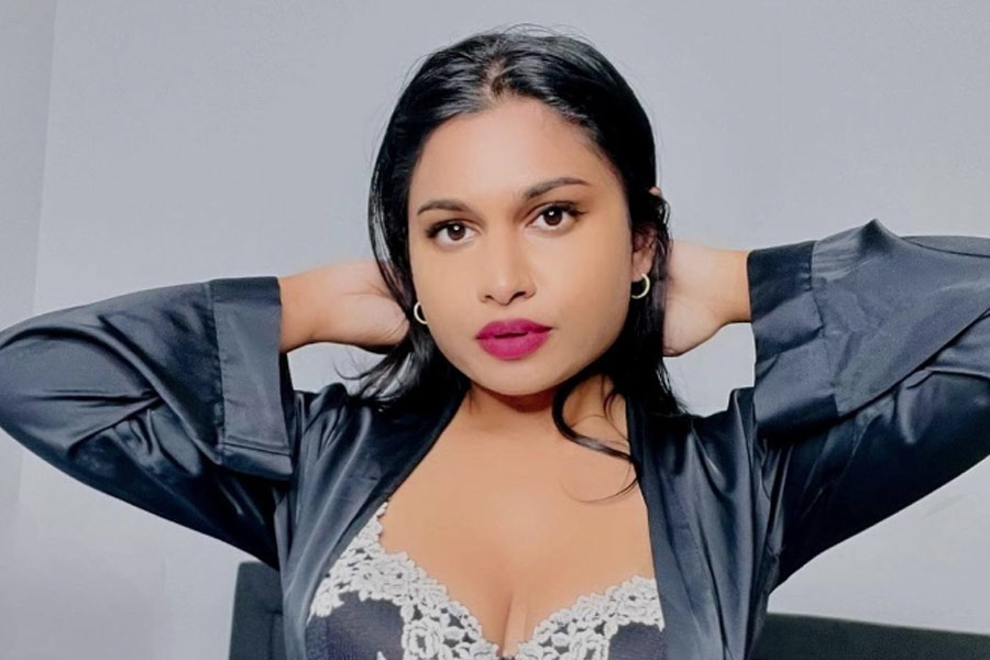 শুধুমাত্র ইনস্টাগ্রাম অ্যাকাউন্টের মধ্যেই নিজেকে সীমাবদ্ধ রাখেননি জ়ারা। ইনস্টাগ্রামে তাঁর অন্য এক সমাজমাধ্যমে তৈরি করা দ্বিতীয় অ্যাকাউন্টের লিঙ্ক দিয়ে রেখেছেন তিনি।