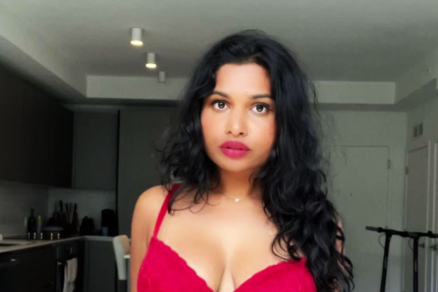 অনুরাগীদের উদ্দেশে সতর্কবার্তাও দিয়েছেন জ়ারা। তিনি লেখেন, ‘‘ইন্টারনেটে যা দেখা যায় তা সব সত্য নয়। একটু সময় নিন। কোনটা সত্য, কোনটা অসত্য, তা নিজে ভাল করে খতিয়ে দেখে বিচার করুন।’’