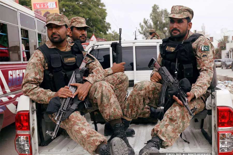 পাকিস্তানের সেনাবাহিনীতে সঙ্কট দেখা দিয়েছে। দেশের রাজনৈতিক পরিস্থিতি খুব একটা স্থিতিশীল নয়। এই অবস্থায় সেনাবাহিনীর সঙ্কট নতুন করে চিন্তা বাড়িয়েছে ইসলামাবাদের।