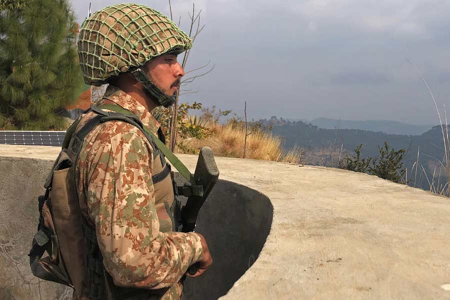 সন্ত্রাসবাদ বিরোধী অবস্থান থেকে ২০১৪ সালে নতুন একটি অভিযানের কথা ঘোষণা করেছিল পাকিস্তানের সেনা। সেখানেই লুকিয়ে আছে ‘কাঁটা’। কারণ, সন্ত্রাসবাদীদের বিরুদ্ধে অভিযান চালাতে গিয়ে পাল্টা ‘পাটকেল’ ধেয়ে আসছে তাদের দিকেও।