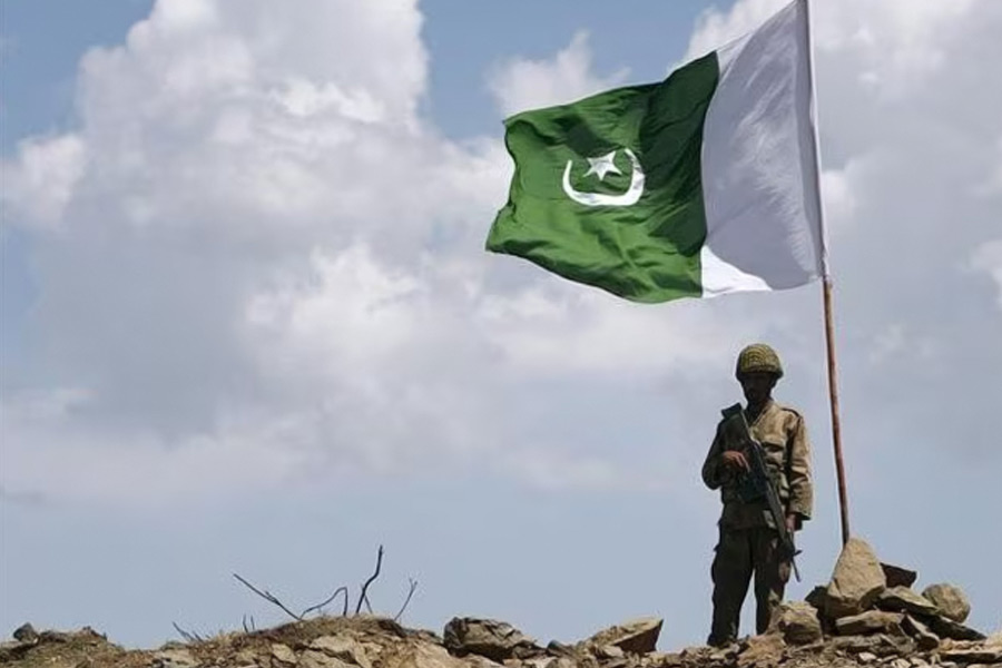 অনেকে মনে করছেন, পাকিস্তানের সেনা এই মুহূর্তে যে সঙ্কটের মুখোমুখি হয়েছে, ২০১৪ সালের পর থেকে সেই অবস্থা আর কখনও হয়নি। পরিস্থিতি সামাল দিতে অবিলম্বে আলোচনা এবং নীতি নির্ধারণ প্রয়োজন বলে মনে করছেন বিশেষজ্ঞেরা।