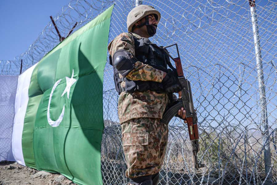 সম্প্রতি, পাক সেনার উপর পর পর কয়েকটি জঙ্গি হামলার ঘটনা ঘটেছে। যাতে প্রমাদ গুনছেন সেনাকর্তারা। সেনার বিরুদ্ধে ঘন ঘন জঙ্গি হামলাকে অনেকেই বিপদের সঙ্কেত বলে মনে করছেন।