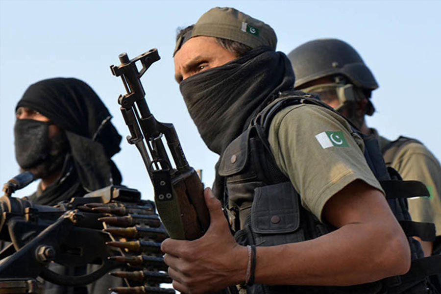 একই ভাবে পাকিস্তানের পঞ্জাব প্রদেশের মিয়ানওয়ালিতে পাক বায়ুসেনার ঘাঁটিতেও জঙ্গি হামলা হয় কিছু দিন আগে। আত্মঘাতী জঙ্গিরা রাতের অন্ধকারে দেওয়াল বেয়ে সেনাঘাঁটিতে ঢোকে এবং জওয়ানদের লক্ষ্য করে গুলি চালায়।