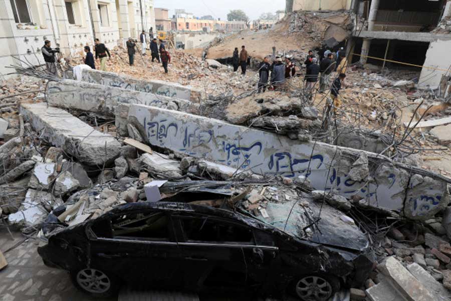 পাক সেনার তরফে জানানো হয়েছে, মিয়ানওয়ালির হামলায় ন’জন জঙ্গিরই মৃত্যু হয়েছে। সেনার কয়েক জন সদস্য আহত হয়েছেন। ঘাঁটিতে থাকা তিনটি যুদ্ধবিমান জঙ্গিদের হামলায় ধ্বংস হয়ে গিয়েছে।