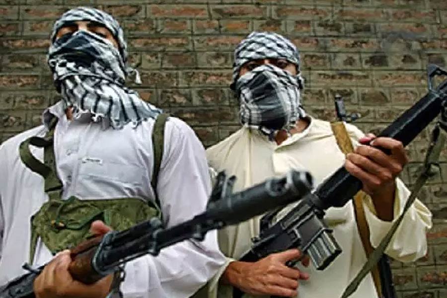 সেনাবাহিনীর উপর পর পর এই সন্ত্রাসবাদী হামলায় সিঁদুরে মেঘ দেখছেন অনেকে। বলা হচ্ছে, পাক সেনার গলায় এখন মূলত তিনটি ‘কাঁটা’ বিঁধে রয়েছে। জঙ্গিদের কার্যকলাপ সেই তিনের মধ্যে অন্যতম।