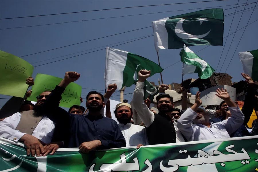 পাকিস্তানের সেনাবাহিনীকে চাপে রেখেছে দেশের রাজনৈতিক পরিস্থিতিও। এটি তাঁদের তৃতীয় ‘কাঁটা’। রাজনৈতিক সমস্যা মাথাচাড়া দিয়ে উঠেছে চলতি বছরের মাঝামাঝি সময় থেকে।