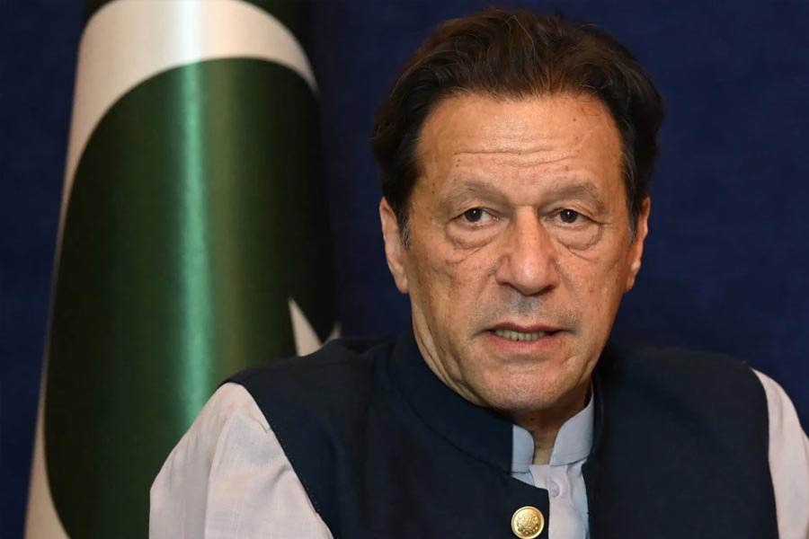 ৯ মে প্রাক্তন পাক প্রধানমন্ত্রী ইমরান খানকে গ্রেফতার করে পাকিস্তান রেঞ্জার্স। আদালত চত্বর থেকে তাঁকে তুলে নিয়ে যাওয়া হয় বলে অভিযোগ।