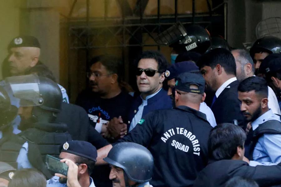 ইমরানের এই গ্রেফতারি দেশের সাধারণ মানুষ ভাল চোখে দেখেননি। পাকিস্তানের কোনায় কোনায় সেনা-বিরোধী জনমত গড়ে ওঠে ওই ঘটনার পর থেকেই। দেশ জুড়ে দেখা দেয় বিক্ষোভ।