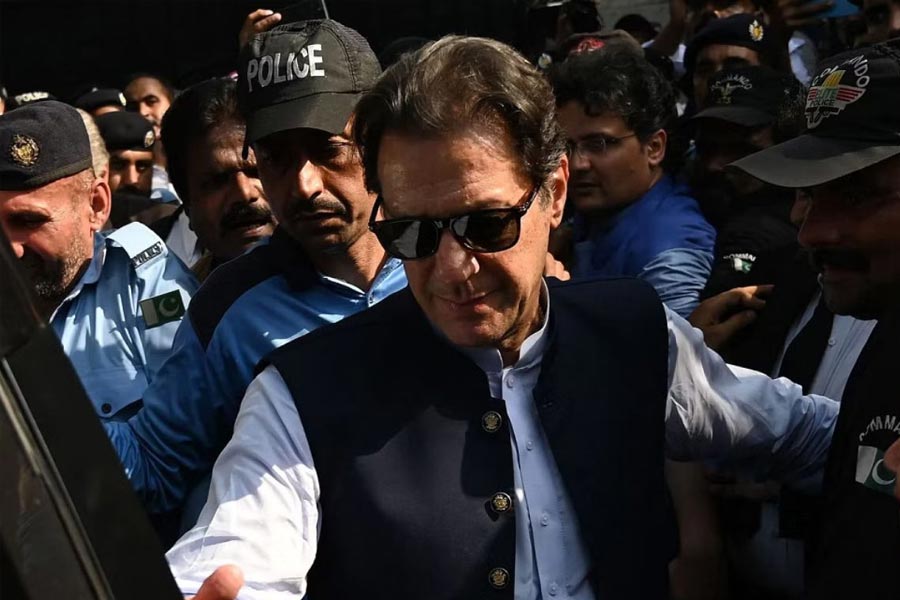 গত অগস্টে তোশাখানা মামলায় ইমরানের তিন বছরের জেলের সাজায় স্থগিতাদেশ দিয়েছিল ইসলামাবাদ হাই কোর্ট। তাঁর জামিনের আবেদনও মঞ্জুর করা হয়েছিল। কিন্তু অফিশিয়াল সিক্রেট অ্যাক্ট (ওএসএ) বা গোপন রাষ্ট্রীয় তথ্য ফাঁসের মামলায় অভিযুক্ত হওয়ায় জেল থেকে প্রাক্তন পাক প্রধানমন্ত্রী মুক্তি পাননি।