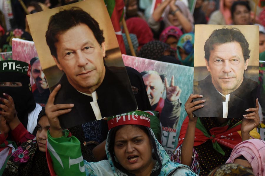 হেফাজতে থাকাকালীন পাক সেনার বিরুদ্ধে ইমরান শারীরিক নিগ্রহের অভিযোগ তুলেছেন। বার বার জানিয়েছেন, তাঁকে অন্যায় ভাবে গ্রেফতার করা হয়েছে। তাঁকে খুন করা হতে পারে বলে আশঙ্কাও প্রকাশ করেছেন।