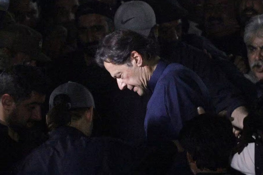 ইমরানের আইনজীবী উমায়ের নিয়াজি জানিয়েছেন, এই মামলায় দোষী সাব্যস্ত হলে ইমরানকে ফাঁসির সাজা শোনানো হতে পারে। ইমরান আগামী জানুয়ারি মাসের নির্বাচনেও অংশ নিতে পারবেন না। বৃহত্তর জনমতের বিচারে এ সবই সেনার বিরুদ্ধে গিয়েছে।