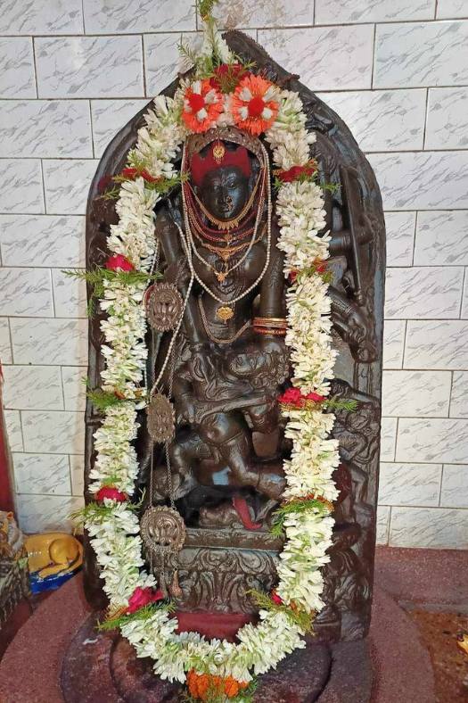 তুলে আনেন সে মূর্তি। কিন্তু স্বপ্নে মা যে তাঁকে বলেছিলেন, তিনি কালী রূপে পূজিত হবেন। কিন্তু এ যে মায়ের অষ্টভুজা মহিষাসুরমর্দিনী মূর্তি! মোষের পৃষ্ঠে উঠে তাঁকে বধ করছেন মাতা দুর্গা। অবশ্য, সেই ভয়াবহ রণপ্রাঙ্গণে মাতা মুহুর্মুহু রূপ বদল করেছিলেন। সেখানেই তিনি মহামায়ার ব্যূহ রচনা করে দেখিয়েছিলেন, তিনিই দুর্গা, তিনি কৌশিকী, তিনি কাত্যায়নী, তিনিই গৌরী, আবার তিনিই চণ্ডিকা। তিনিই কালী এবং তিনিই কালরাত্রি!