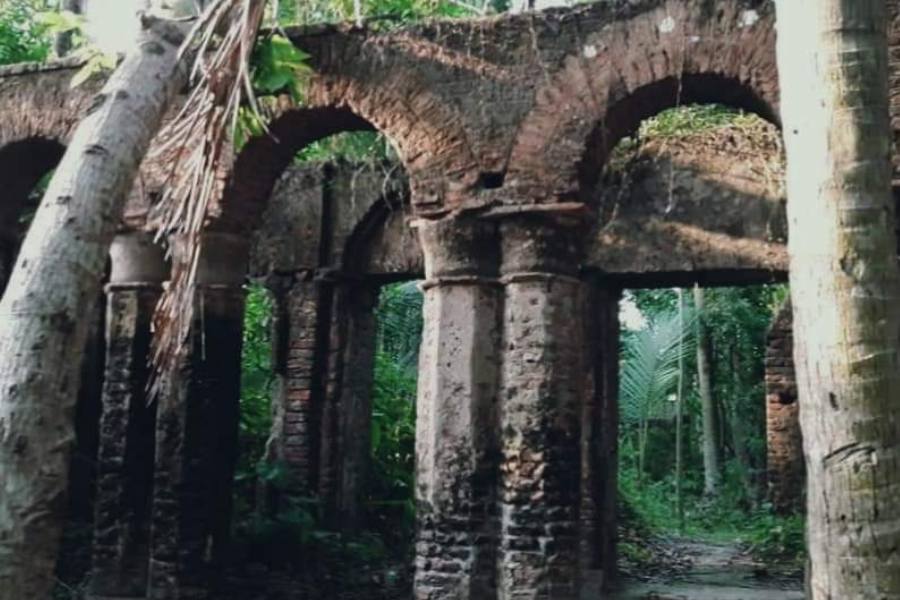 কালের নিয়মে মন্দির এক সময় ধ্বংস হয়ে যায় এবং নদীর মধ্যে অবহেলায় পড়ে থাকে মূর্তিটি। পরে অষ্টাদশ শতকের গোড়ার দিকে কালিকাপুরের মানুষ মূর্তিটি উদ্ধার করে এনে কালিকাপুরে প্রতিষ্ঠা করেন এবং দেবীর নামে গ্রামের নাম হয় কালিকাপুর। বর্তমানে যে জায়গায় মন্দিরটি রয়েছে সেই জায়গাটি দান করেছিলেন যোগেন্দ্রনাথ বন্দ্যোপাধ্যায়। কালিকাপুরের বন্দ্যোপাধ্যায় পরিবার এখনও নানা ভাবে মন্দিরের রক্ষণাবেক্ষণের সঙ্গে যুক্ত। 