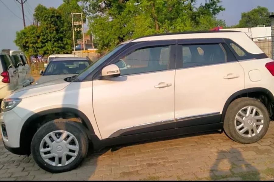 গাড়ির অবস্থা কেমন: সেকেন্ড হ্যান্ড গাড়ি কেনার সময় সবার আগে মাথায় রাখা উচিত গাড়িটির স্বাস্থ্য কেমন রয়েছে। গাড়ির ভিতরের অংশ, যেমন সিট, স্টিয়ারিং থেক চাকা, ড্যাশবোর্ড এই বিষয়গুলিকে ভাল করে দেখে নিতে হবে। এ ছাড়াও বাইরের দিক থেকে গাড়িতে কোনও দাগ আছে কিনা তা দেখা উচিত। টুকটাক দাগ নিয়ে চিন্তা না করাই ভাল। কিন্তু বড় কোনও দাগ থাকলে অবশ্যই তা চিন্তার বিষয়। 