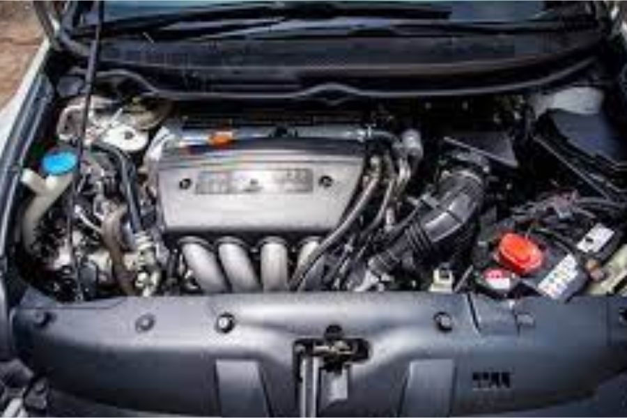 গাড়ির ইঞ্জিন: 'সেকেন্ড হ্যান্ড' গাড়ি কেনার সময় অন্তত গুরুত্বপূর্ণ বিষয় হচ্ছে গাড়ির ইঞ্জিন কেমন তা দেখে নেওয়া। অবশ্যই একজন মেকানিককে দিয়ে এই পরখটা করানোই বুদ্ধিমানের হবে। বিক্রেতার কথা সত্যি বলে মেনে নেওয়ার কোনও কারণ নেই। 