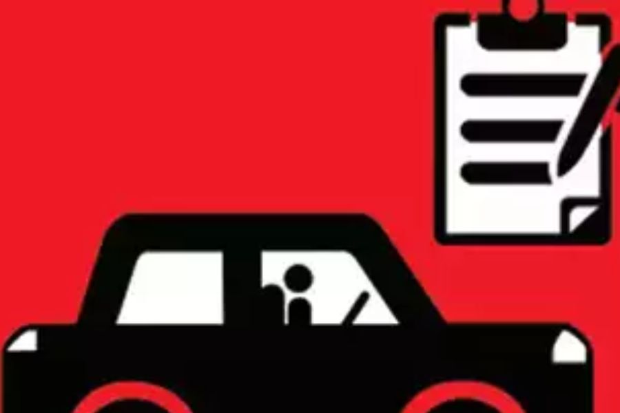  গাড়িটির 'রেজিস্ট্রেশন': কাগজপত্র দেখার সময়ই 'রেজিস্ট্রেশন' সম্পর্কে জানতে পারবেন। তবে খুব পুরনো 'রেজিস্টার' হওয়া গাড়ি না কেনাই ভাল। দেখা যাচ্ছে, গাড়িটি খুব বেশি চলেনি, অবস্থাও ভাল আছে, কিন্তু রেজিস্ট্রেশন অনেক দিনের। তা হলে সেটিকে এড়িয়ে যাওয়ায়ই শ্রেয়। কারণ পুরনো 'রেজিস্ট্রেশন' যে কোনও দিন বাতিল হয়ে যেতে পারে। অনেক রাজ্য সরকার পুরনো গাড়ি চালানোর ওপরে নিষেধাজ্ঞা জারি করছে।