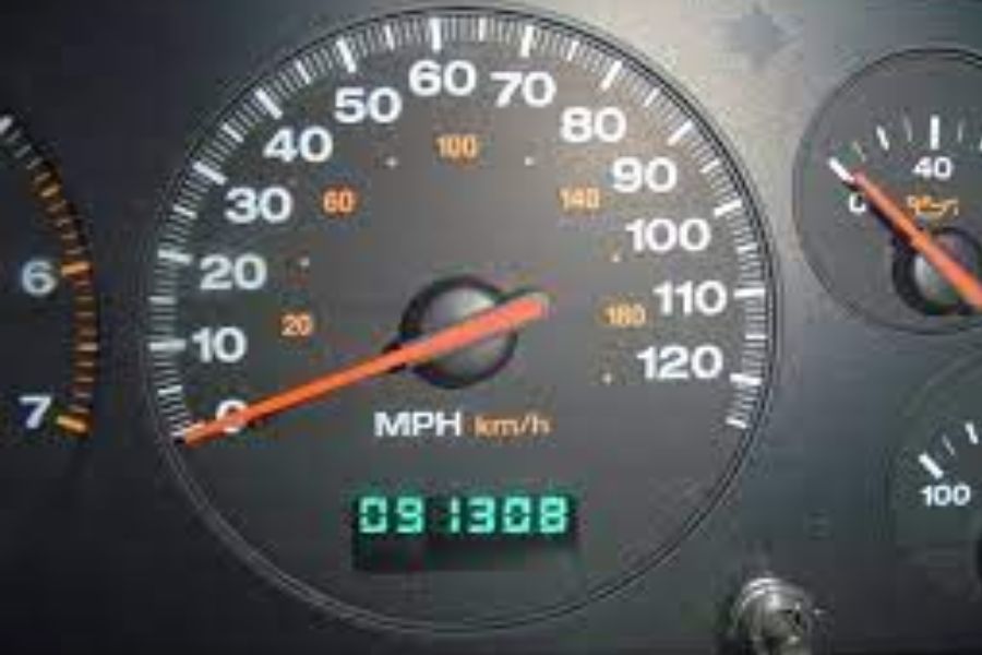  গাড়িটির রেকর্ড: অন্যতম গুরুত্বপূর্ণ বিষয় হচ্ছে গাড়িটির রেকর্ড কেমন তা জেনে নেওয়া। অর্থাৎ গাড়িটি আগে কোনও সময় অ্যাক্সিডেন্টের মুখোমুখি হয়েছিল কিনা। মাইলেজ কেমন দিতে পারছে। এইসব বিষয়েই জেনে রাখা দরকার।