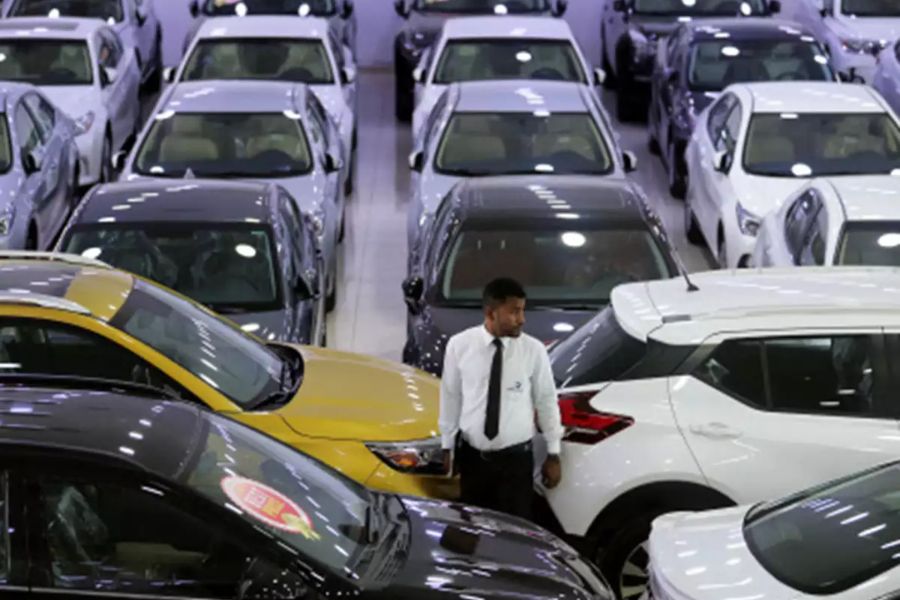 কম বিক্রি হওয়া সংস্থার গাড়ি: বাজারে এমন অনেক সংস্থা আছে, যাদের তৈরি করা গাড়ি তুলনামূলক কম বিক্রি হয়। এই কম বিক্রি হওয়া গাড়িগুলোর সেকেন্ড হ্যান্ড না কেনায় ভাল।  কারণ যে কোনও দিন ওই সংস্থাটি গাড়ি বাজারে ছাড়া বন্ধ করে দিতে পারে। ফলে আগামীতে কোনও সমস্যা হলে আপনি তার সমাধান করতে পারবেন না।