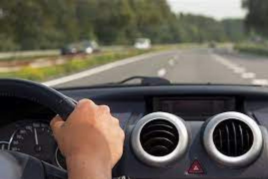 একটি লম্বা টেস্ট ড্রাইভ করুন: সেকেন্ড হ্যান্ড গাড়ি কেনার আগে অবশ্যই গাড়িটি চালিয়ে দেখুন। শুধু চালানোর জন্য চালানো নয়। ভিড় জায়গায়, ফাঁকা রাস্তায়,  ভাল এবং খারাপ সব রাস্তাতে গাড়িটি চালান। তা হলে কোনও সমস্যা থাকলে অবশ্যই নজরে আসবে। সঙ্গে সঙ্গে মাইলেজ, গাড়ির ব্রেক সব কিছু সম্পর্কেই ধারণা পেয়ে যাবেন।