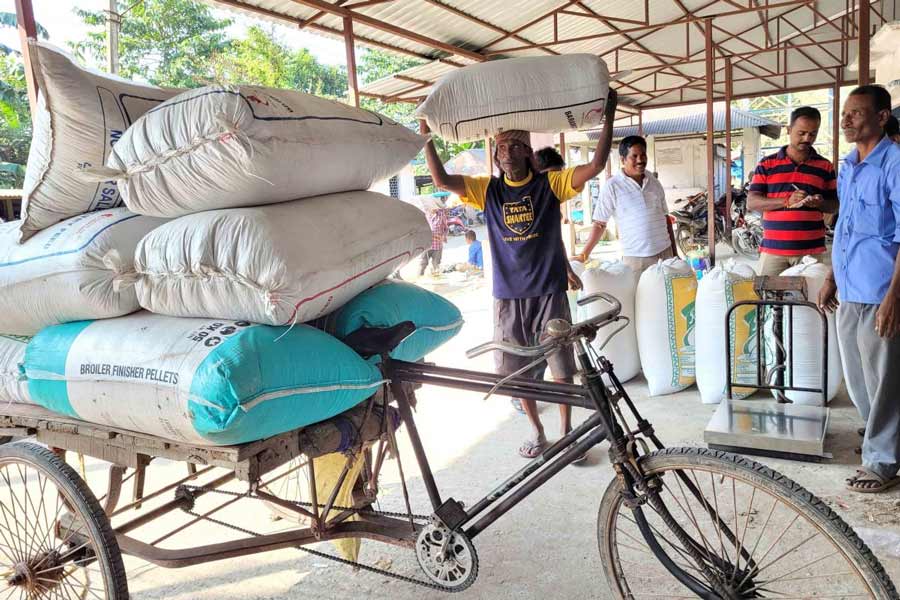 খোলা বাজারে ধান বিক্রি চলছে।