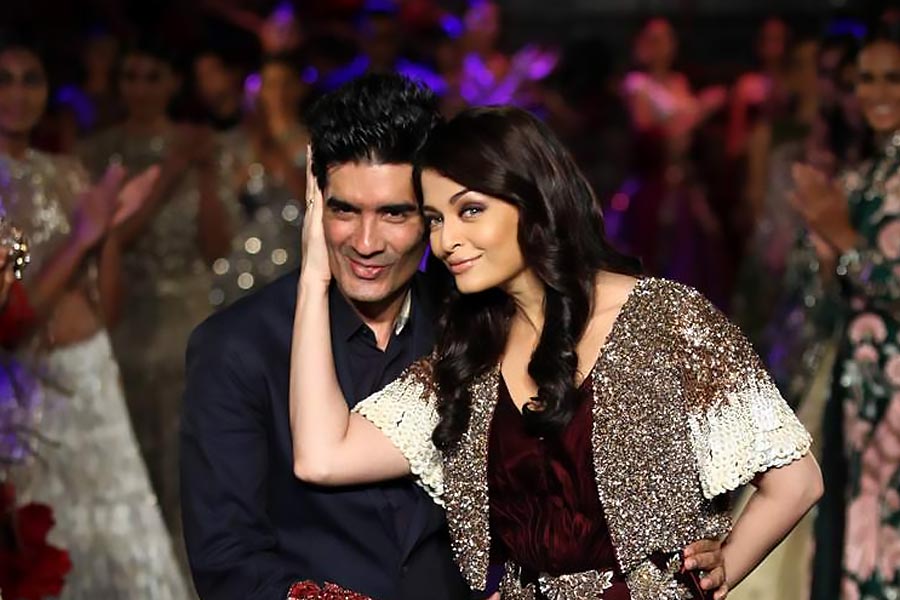 নভেম্বর মাস পড়তে না পড়তেই বলিপাড়ায় শুরু হয়ে গিয়েছে দীপাবলি উদ্‌যাপন। রবিবার খ্যাতনামী পোশাকশিল্পী মণীশ মলহোত্রের বাড়িতে দীপাবলী উপলক্ষে অনুষ্ঠানের আয়োজন করা হয়েছিল। বড় পর্দার তাবড় তারকাদের উপস্থিতিতে জ্বলজ্বল করছিল পার্টি। সেই পার্টিতে উপস্থিত ছিলেন বলি অভিনেত্রী ঐশ্বর্যা রাই বচ্চনও। তবে তিনি ছিলেন একা। ঐশ্বর্যার পাশে দেখা যায়নি অভিষেক বা বচ্চন পরিবারের অন্য কাউকে।