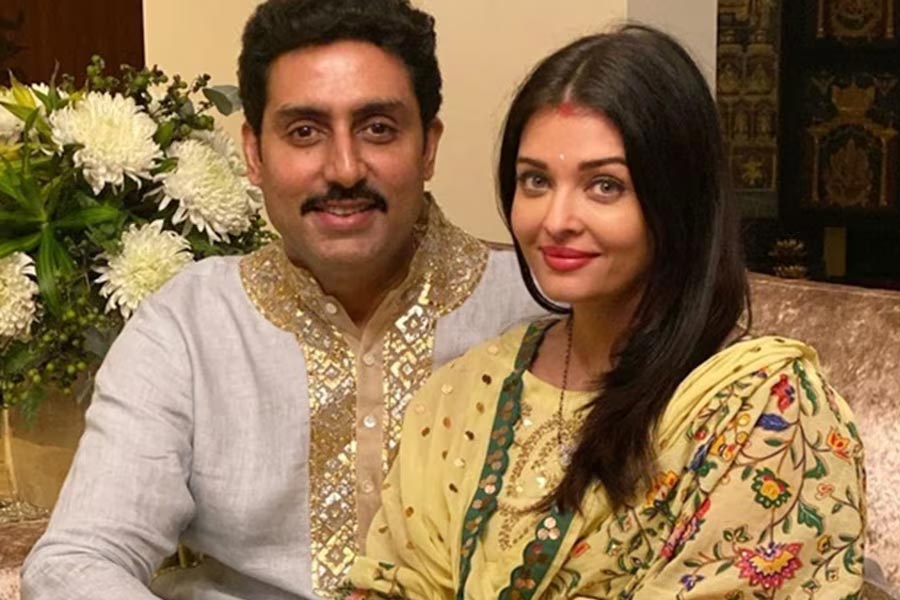 ২০০৭ সালে অমিতাভ বচ্চনের পুত্র অভিষেক বচ্চনের সঙ্গে সাত পাকে বাঁধা পড়েন ঐশ্বর্যা। তার পর থেকে অভিনেত্রী হওয়ার পাশাপাশি বচ্চন পরিবারের পুত্রবধূ হিসাবেও পরিচিতি পান তিনি।