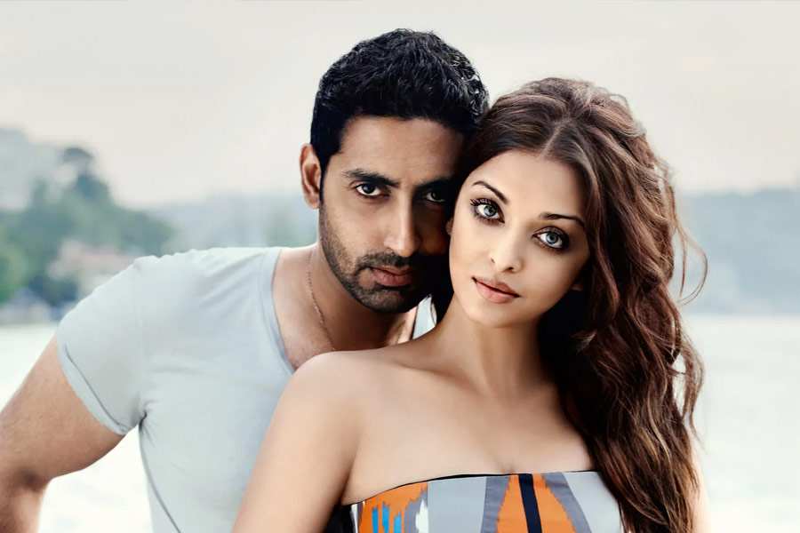 অভিষেকের সঙ্গে বিয়ের পর বলিপাড়ার এমন কোনও অনুষ্ঠান হয়নি যেখানে ঐশ্বর্যা একা উপস্থিত ছিলেন। সব সময় অভিষেকের সঙ্গে দেখা যেত তাঁকে। ছবিশিকারিদের কাছেও আলাদা ভাবে পোজ় দিতেন এই তারকাযুগল।