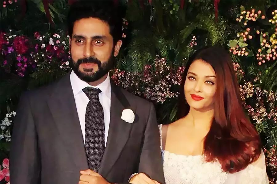 বলিপাড়ায় কানাঘুষো শোনা যায়, তারকাখচিত কোনও অনুষ্ঠানে অভিষেক যেতে না পারলে ঐশ্বর্যাও নাকি সেখানে যেতেন না। কিন্তু বিগত কয়েক মাস ধরে একাধিক অনুষ্ঠানে একাই যাচ্ছেন ঐশ্বর্যা। এমনকি বচ্চন পরিবারের কোনও সদস্যকেও তাঁর সঙ্গে দেখা যাচ্ছে না।