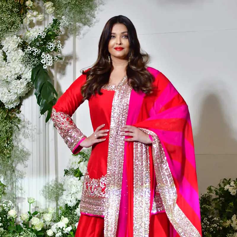 রবিবার মণীশের বাড়ির পার্টিতে ক্রিমসন এবং গোলাপি রঙের কুর্তি-পালাজ়োয় দেখা গেল ঐশ্বর্যাকে। পার্টিতে একা যাওয়ার পর তাড়াতাড়ি সেখান থেকে বেরিয়েও যান তিনি।