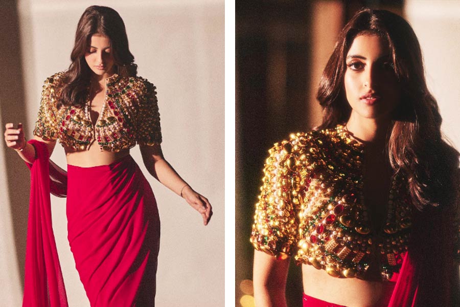 মণীশের পার্টিতে অতিথি হিসাবে উপস্থিত ছিলেন তাঁর ননদের কন্যা নব্যা নভেলি নন্দাও। কিন্তু ঐশ্বর্যার সঙ্গে ক্যামেরায় ধরা দেননি তিনি।