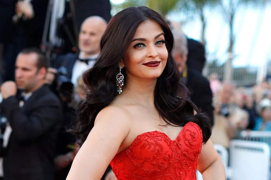 চলতি বছরের অক্টোবর মাসে নামী ব্র্যান্ড দ্বারা আয়োজিত ফ্যাশন শো উপলক্ষে প্যারিস যান ঐশ্বর্যা। সেখানে ফ্যাশন সরণিতে হেঁটে সকলের মন জয় করেন অভিনেত্রী।