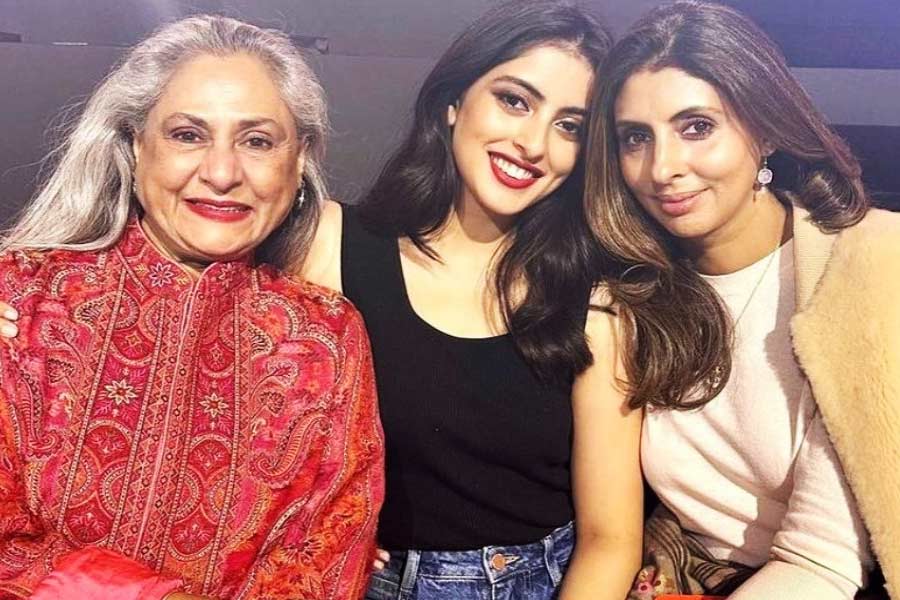 প্যারিসের ফ্যাশন শোয়ে দর্শকাসনে দেখা যায় জয়া বচ্চন এবং শ্বেতা নন্দাকেও। কিন্তু ঐশ্বর্যার শোয়ে ছিলেন না তাঁরা। দু’জনেই হাজির ছিলেন নব্যার শোয়ে।