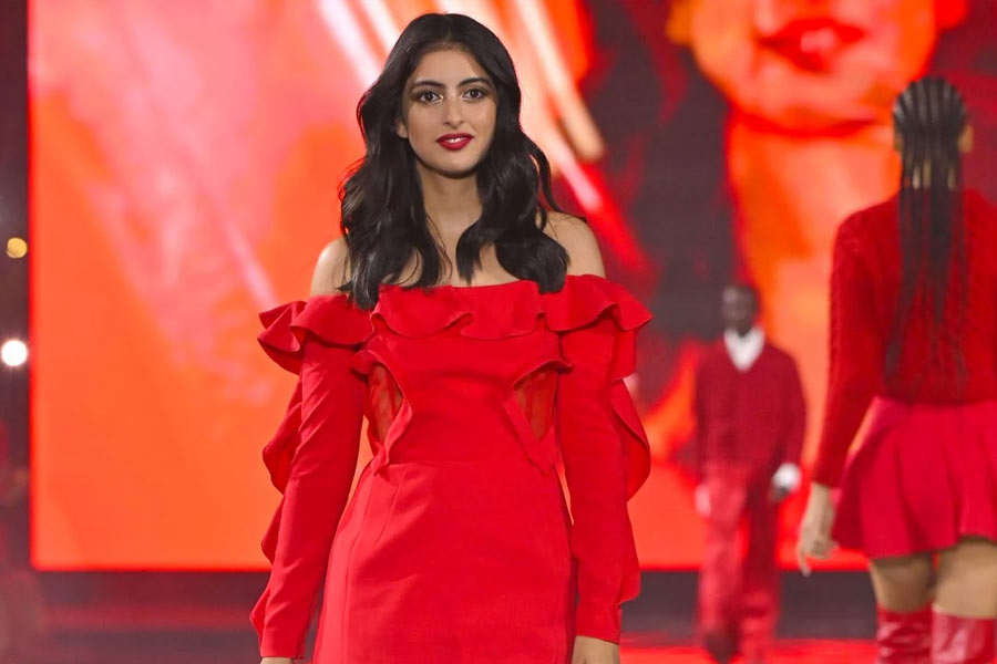 ফ্যাশন সরণিতে প্রথম হাঁটলেন নব্যা। তাঁকে শুভেচ্ছা জানাতেই জয়া এবং শ্বেতা সেখানে উপস্থিত ছিলেন। শোয়ের পর তিন জনকে প্যারিসের আনাচে কানাচে ঘুরে বেড়াতেও দেখা গিয়েছে।