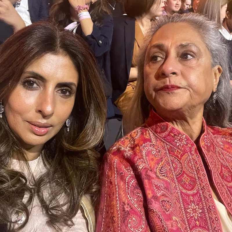 জয়া, শ্বেতা এবং নব্যার ছবি সমাজমাধ্যমে ছড়িয়ে পড়লেও কোনও ছবিতেই ঐশ্বর্যাকে দেখা যায়নি। অথচ সেই সময় প্যারিসেই উপস্থিত ছিলেন বচ্চন পরিবারের পুত্রবধূ।