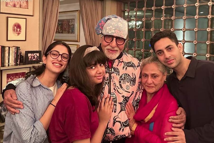 অন্য দিকে নব্যাকে শুভেচ্ছা জানাননি ঐশ্বর্যাও। অমিতাভের জন্মদিনে ছবি পোস্ট করার সময়ও প্রায় একই রকম ঘটনা লক্ষ করা গিয়েছে। সে ক্ষেত্রে পারিবারিক ছবি থেকে বাদ পড়েছিলেন ঐশ্বর্যা।