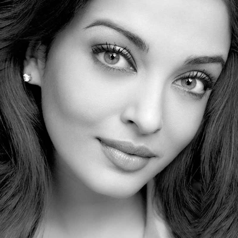 ১ নভেম্বর ৫০ বছরে পা দিলেন ঐশ্বর্যা। কিন্তু বচ্চন পরিবারের সদস্যেরা যেন অদ্ভুত ভাবে নীরব থাকলেন। ইনস্টাগ্রামের পাতায় ঐশ্বর্যার একটি সাদা-কালো ছবি পোস্ট করে অভিষেক শুধু লিখেছিলেন, ‘‘শুভ জন্মদিন।’’