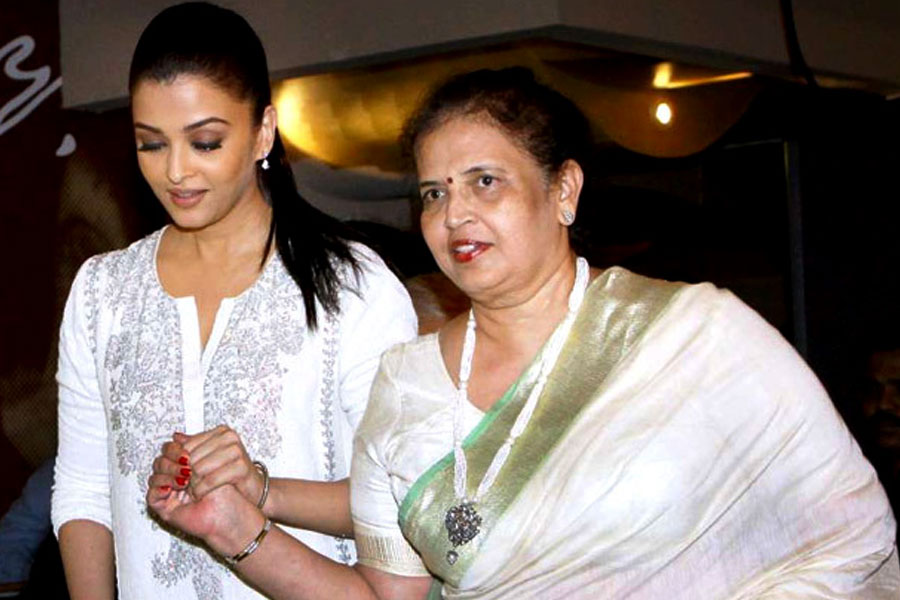 জন্মদিন পালন করতে কন্যা আরাধ্যাকে নিয়ে এক অনুষ্ঠানে কেক কাটতে দেখা গিয়েছিল ঐশ্বর্যাকে। সেখানে অভিষেক ছিলেন না। ছিলেন না বচ্চন পরিবারের কোনও সদস্যও। ছিলেন শুধু অভিনেত্রীর মা বৃন্দা রাই।