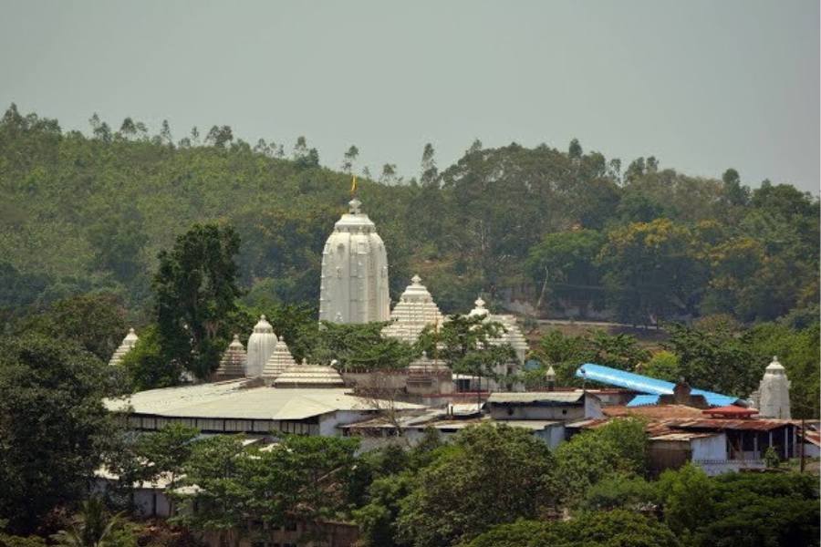 গন্তব্য ১ : কোরাপুট শবরা শ্রীক্ষেত্র - পূর্বঘাট পর্বতমালার কোলে ওড়িশার কোরাপুট। ট্রেন থেকে নেমে গাড়ি ভাড়া নিয়ে সড়কপথে চলুন জগন্নাথ দেবের মন্দিরে। পুরীর মন্দিরের আদলে এই মন্দির পাহাড়ের বেশ কিছুটা উপরে। বাড়তি পাওনা স্থানীয় আদিবাসী শবরদের সাংস্কৃতিক অনুষ্ঠান ও জীবনযাত্রাকে কাছ থেকে দেখার সুযোগ। ধুমধাম করে রথযাত্রা করেন তাঁরাই।