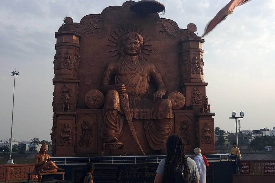 গন্তব্য ২ :  রাজা বিক্রমাদিত্যের ৩২ সিংহাসন - বহুচর্চিত এই সিংহাসন বর্তমানে মাটির তলায় চাপা পড়ে গিয়েছে। কিন্তু সেই জায়গা ও তার আশপাশ সবুজে ঘেরা। প্রকৃতির অপার সৌন্দর্য ও নিরিবিলি পরিবেশে কিছু ক্ষণ সময় কাটানোই যায় স্বচ্ছন্দে।