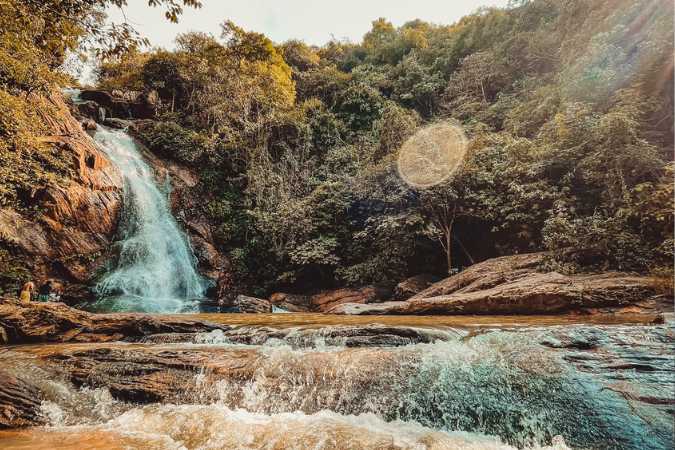 গন্তব্য ৩ : ছোট ডুডুমা জলপ্রপাত - কোরাপুট থেকে ৪৫ কিলোমিটার দূরে নন্দপুর গ্রাম। সেখানেই এই জলপ্রপাত। পাহাড় ঘেরা পথ ধরে চলতে চলতে যত দূর চোখ যায়, শুধু সবুজ আর সবুজ। তার মাঝে উঁকি দিচ্ছে লালমাটি। কোরাপুট-জগদলপুরের পথে কিছুটা এগোলে ছোট ডুডুমা জলপ্রপাত, যার নাম রানি ডুডুমা। বেশ কিছু সিঁড়ি ও কিছুটা পাহাড়ি পথে পেরিয়ে পৌঁছে যান একেবারে সামনে। সে রূপ ভোলার নয়! 