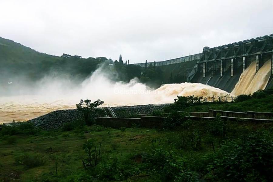 গন্তব্য ৭ : কোলাব ড্যাম -  সমুদ্রপৃষ্ঠ থেকে ৯১৪ মিটার উচ্চতায় এই বাঁধ। একটি 'আপার' ও একটি 'লোয়ার ড্যাম' মিলিয়ে এই কোলাব ড্যাম। জলাধারের মাঝে ছোট ছোট দ্বীপের মতো তৈরি হয়ে গিয়েছে। ভারী সুন্দর দেখায় সেগুলো। 'আপার ড্যামে'র চার পাশে রয়েছে সুন্দর সাজানো বাগান। শান্ত, নিরিবিলি সেই বাগানে প্রায় দুশো রকম ফুলের গাছ রয়েছে। 