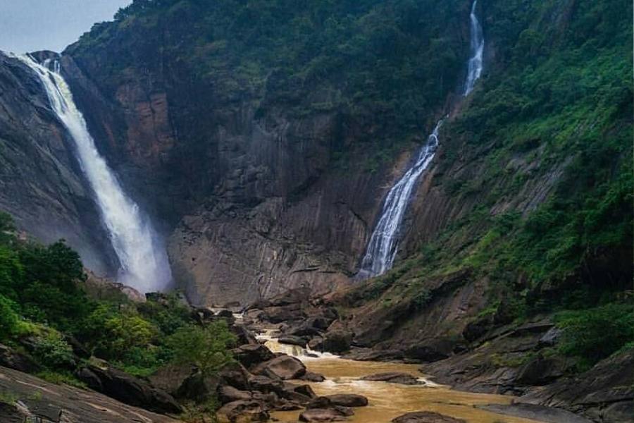 গন্তব্য ৮ : বড় ডুডুমা জলপ্রপাত - ক্লাব ড্যাম পেরিয়ে পাহাড়ি পথে কিছু দূর এগোলেই আর একটি জলপ্রপাত। স্থানীয় ভাষায় তার নাম 'বড় ডুডুমা'। গাড়ি একটি সমতল জায়গায় পৌঁছলেই কানে আসবে তার গর্জন। কিছুটা এগোলে পুরোপুরি ধরা দেবে ডুডুমার অপরূপ সৌন্দর্য। কষ্টিপাথরের পাহাড় ভেদ করে ছিটকে বেরিয়ে আসা ফেনিল জলরাশির আছড়ে পড়ছে অনেক নীচে। তার পাশ দিয়ে সিঁড়ি। যা বেয়ে নেমে পৌঁছনো যায় ডুডুমার আরও কাছাকাছি। 