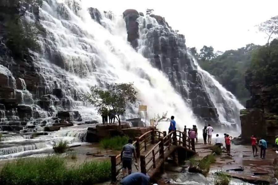 গন্তব্য ১১ : তিরথগড় জলপ্রপাত - জগদলপুরের দক্ষিণ-পশ্চিমে ৩৫ কিলোমিটার দূরে এই জলপ্রপাত। কাঙ্গের নদীর জলে তৈরি, ২৯৯ ফুট উঁচু থেকে পড়া জলপ্রপাতটির প্রাকৃতিক সৌন্দর্য অসাধারণ। অনেকগুলো অংশ থেকে নেমে আসে জলধারা। 