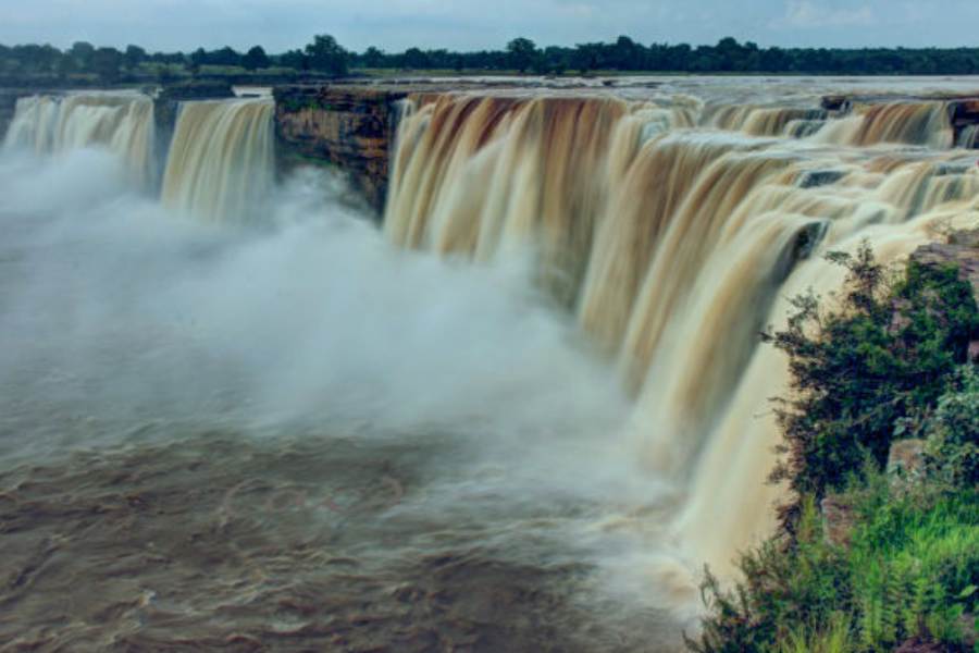 গন্তব্য ১২ : চিত্রকূট জলপ্রপাত ওরফে ভারতের নায়াগ্রা - ছত্তীসগঢ় রাজ্যের বস্তার জেলায় জগদলপুরের পশ্চিমে চিত্রকূট জলপ্রপাত। শহর থেকে দূরত্ব ৩৮ কিলোমিটার। বিন্ধ্য পর্বত থেকে উৎপন্ন হয়ে কালাহান্ডি অঞ্চল হয়ে ইন্দ্রাবতী নদী সৃষ্টি করেছে এই জলপ্রপাত। তার পরে মিলিত হয়েছে গোদাবরী নদীর সঙ্গে। তিনটি ভিন্ন ধারায় ৯৮ ফুট উচ্চতা থেকে এই জলপ্রপাত নীচে পড়ে। বর্ষাকালে সবক'টি ধারা একত্রিত হয়ে বিশাল আকার ধারণ করে আছড়ে পড়ে নীচে। বিপুল জলরাশি ধোঁয়ার মতো দেখায়। কানে তালা ধরায় তার গর্জন। সাধে কি তাকে বলে ভারতের নায়াগ্রা!