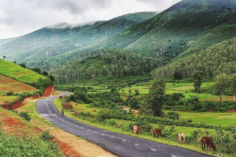  কী ভাবে যাবেন - হাওড়া স্টেশন থেকে হাওড়া-সম্বলপুর জগদলপুর এক্সপ্রেসে কোরাপুট স্টেশন। বাকি সব দর্শনীয় স্থান ঘুরে গাড়িতে বা বাসে বস্তার জেলা। সেখানেই ভারতের নায়াগ্রা।   থাকার জায়গা - শহর কেন্দ্রিক বিভিন্ন মানের হোটেল আছে। কোথাও কোথাও গেস্ট হাউসে থাকতে হয়। কিছু জায়গায় 'হোম স্টে' পাবেন। এই প্রতিবেদনটি ‘আনন্দ উৎসব’ ফিচারের একটি অংশ।