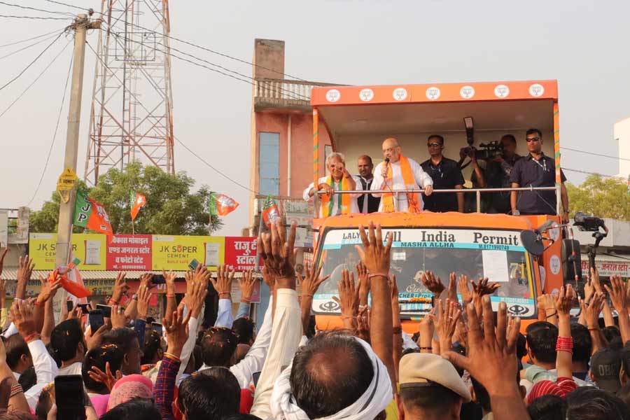 Amit Shah’s poll rath runs into electric pole, close save for BJP leader