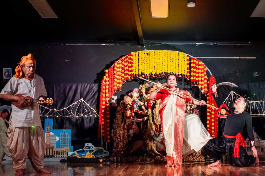 তাঁদের হাত ধরেই গড়ে ওঠে ‘ঐকতান’। ক্যুইন্সল্যান্ডের বুকে অতিমারির ঝড়ঝাপটা পেরিয়ে তাঁরা দুর্গাপুজো শুরু করেন। 