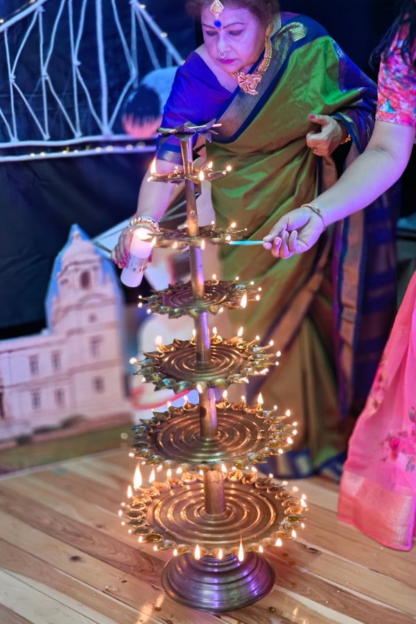 চলতি বছরে সেই পুজো আরও বড় ও জাঁকজমকের সঙ্গে সকলের চোখের সামনে এসেছে।  এ বছরের ২৮-২৯ অক্টোবর অ্যাল্বানি ক্রিক কমিউনিটি সেন্টার প্রাঙ্গণে তৃতীয় দফায় অনুষ্ঠিত হল তাঁদের উদযাপন। 